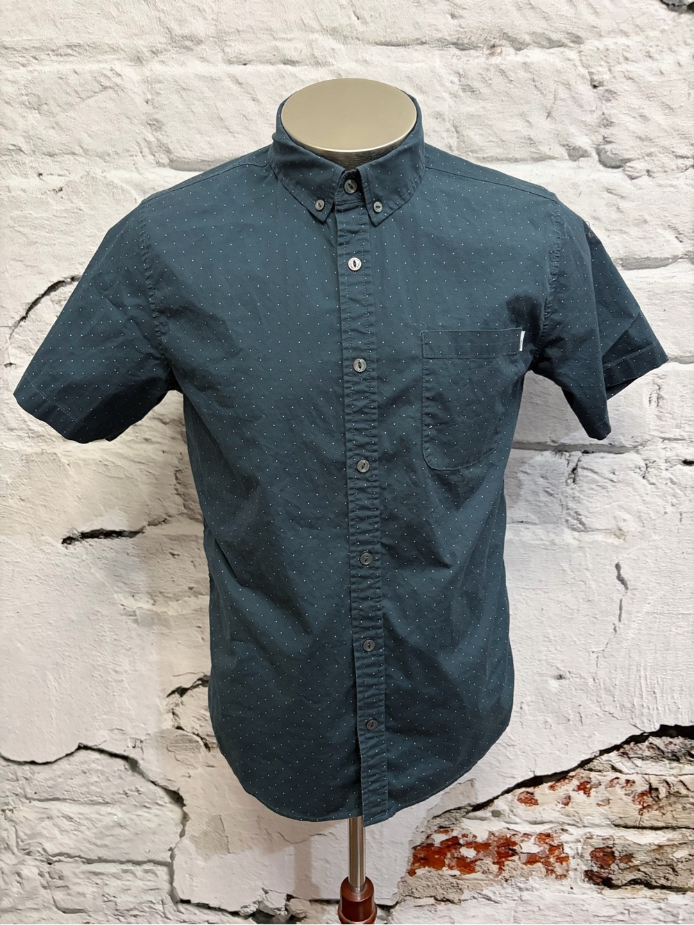 VUORI Men’s Crest Short Sleeve Button Front Shirt Navy Micro Navy Blue Polka Dot